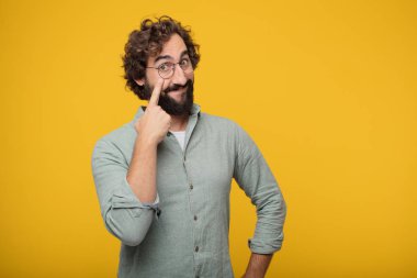 Genç sakallı işadamı bir kavramı ifade