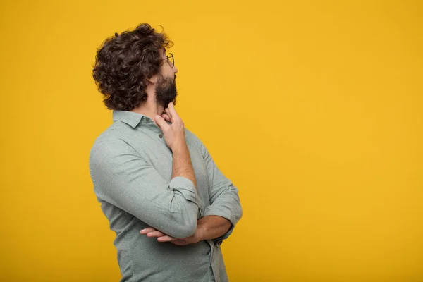 Junger Bärtiger Geschäftsmann Mit Einem Konzept — Stockfoto