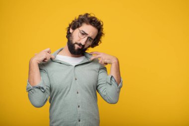 Genç sakallı işadamı bir kavramı ifade