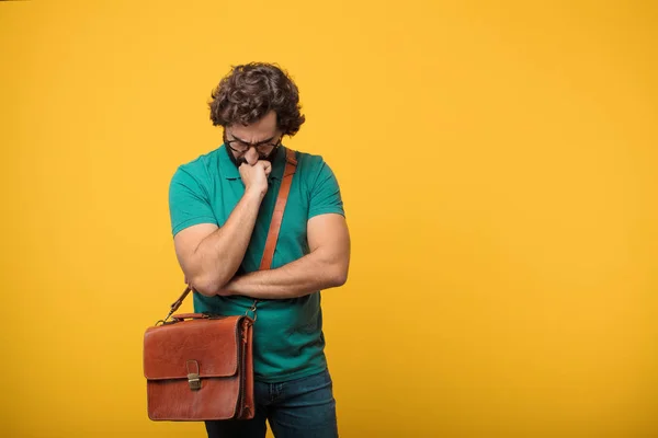 Joven Freelancer Hombre Expresando Concepto Contra Fondo Aislado Naranja — Foto de Stock