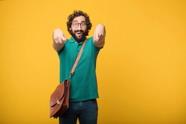 Junger Freiberufler Mit Einem Konzept Vor Orangefarbenem Hintergrund — Stockfoto