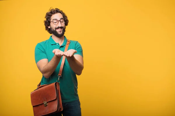 Joven Freelancer Hombre Expresando Concepto Contra Fondo Aislado Naranja —  Fotos de Stock