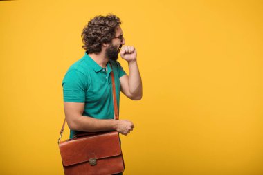 Genç freelancer adam turuncu izole arka plana karşı bir kavramı ifade