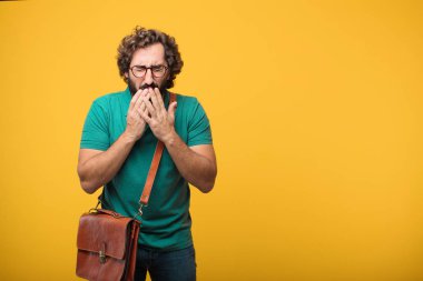 Genç freelancer adam turuncu izole arka plana karşı bir kavramı ifade