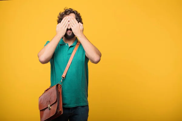 Joven Freelancer Hombre Expresando Concepto Contra Fondo Aislado Naranja — Foto de Stock