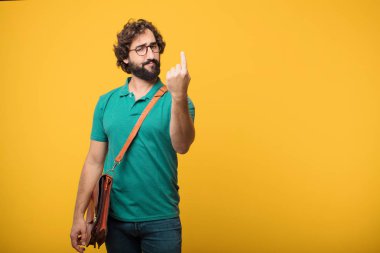 Genç freelancer adam turuncu izole arka plana karşı bir kavramı ifade