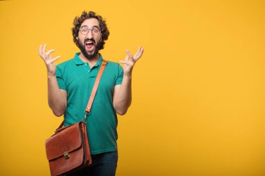 Genç freelancer adam turuncu izole arka plana karşı bir kavramı ifade