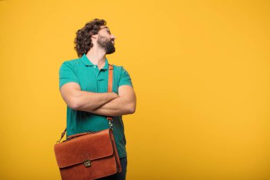 Genç freelancer adam turuncu izole arka plana karşı bir kavramı ifade