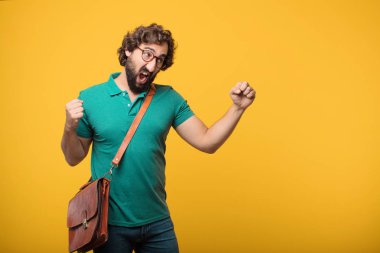 Genç freelancer adam turuncu izole arka plana karşı bir kavramı ifade