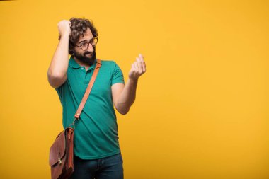 Genç freelancer adam turuncu izole arka plana karşı bir kavramı ifade