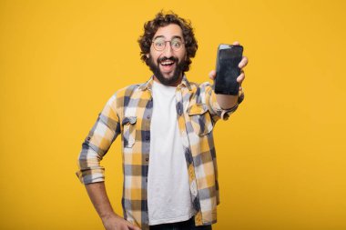 Genç deli deli adam aptal poz ile bir akıllı cep telefonu
