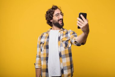 Genç deli deli adam aptal poz ile bir akıllı cep telefonu
