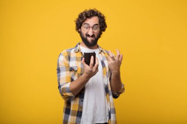 Genç deli deli adam aptal poz ile bir akıllı cep telefonu