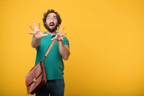 Junger Freiberufler Mit Einem Konzept Vor Orangefarbenem Hintergrund — Stockfoto