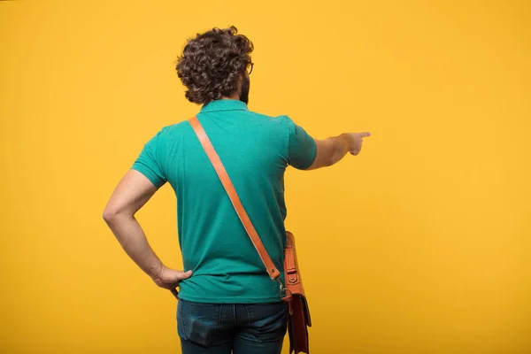 Jovem Freelancer Homem Expressando Conceito Contra Fundo Isolado Laranja — Fotografia de Stock