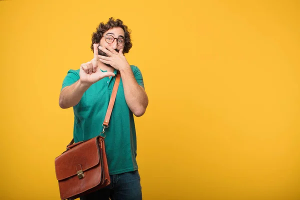 Joven Freelancer Hombre Expresando Concepto Contra Fondo Aislado Naranja —  Fotos de Stock