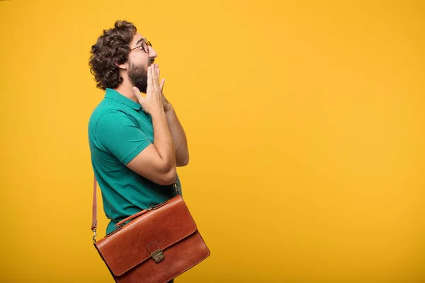 Joven Freelancer Hombre Expresando Concepto Contra Fondo Aislado Naranja —  Fotos de Stock