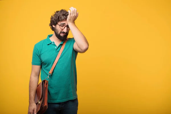 Joven Freelancer Hombre Expresando Concepto Contra Fondo Aislado Naranja — Foto de Stock