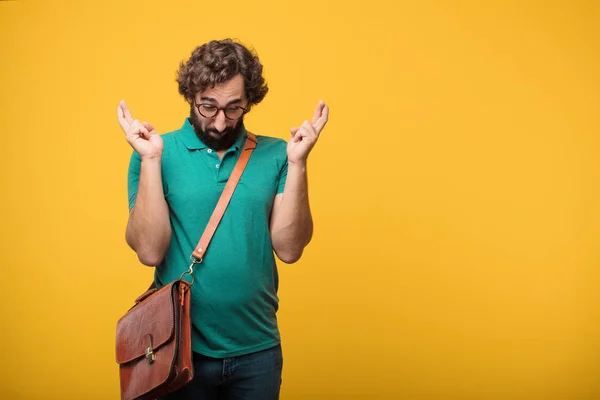 Jonge Freelancer Man Uiten Een Concept Tegen Oranje Geïsoleerde Achtergrond — Stockfoto