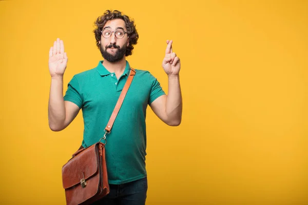 Joven Freelancer Hombre Expresando Concepto Contra Fondo Aislado Naranja — Foto de Stock