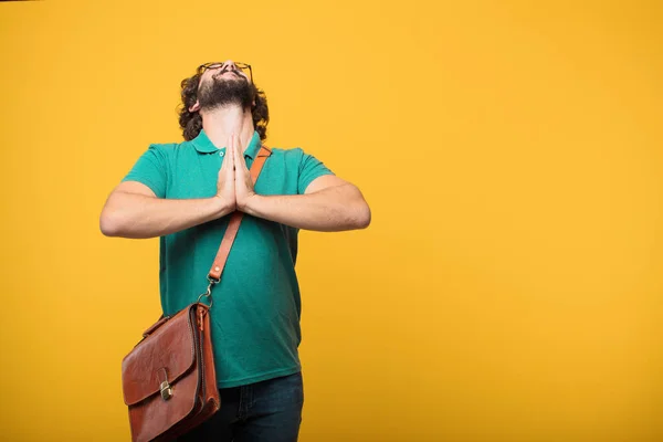 Joven Freelancer Hombre Expresando Concepto Contra Fondo Aislado Naranja —  Fotos de Stock