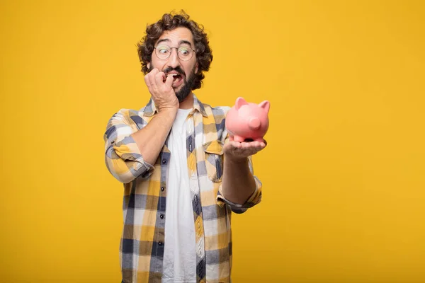 Junger Verrückter Mann Narrenpose Mit Einem Sparschwein Sparkonzept — Stockfoto