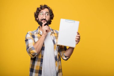 aptal poz bir afişini tutan genç deli deli adam