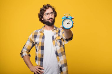 aptal poz çekim ve çalar saat ile genç deli deli adam