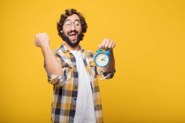 aptal poz çekim ve çalar saat ile genç deli deli adam