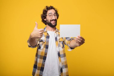 aptal poz bir afişini tutan genç deli deli adam