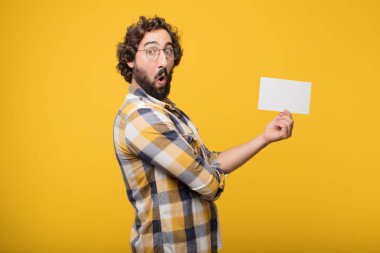 aptal poz bir afişini tutan genç deli deli adam