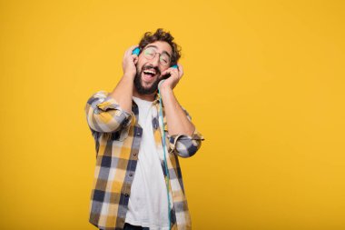 aptal genç deli deli adam poz bir kulaklık ile müzik dinleme