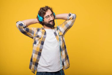 aptal genç deli deli adam poz bir kulaklık ile müzik dinleme
