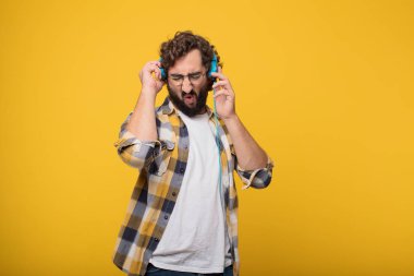 aptal genç deli deli adam poz bir kulaklık ile müzik dinleme
