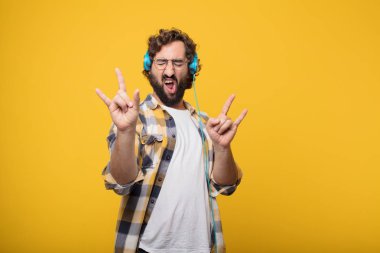 aptal genç deli deli adam poz bir kulaklık ile müzik dinleme