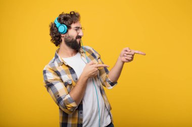 aptal genç deli deli adam poz bir kulaklık ile müzik dinleme