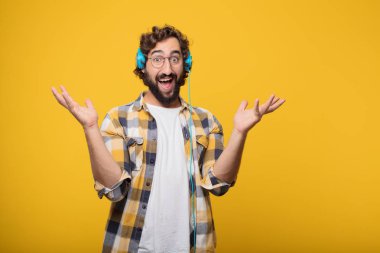 aptal genç deli deli adam poz bir kulaklık ile müzik dinleme