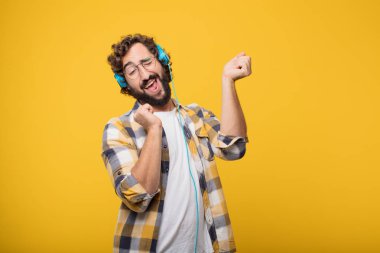 aptal genç deli deli adam poz bir kulaklık ile müzik dinleme