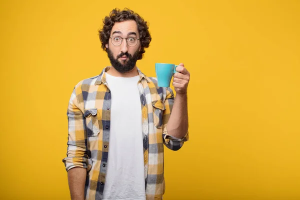 Jonge Gekke Gekke Man Dwaas Poseren Met Een Kopje Koffie — Stockfoto