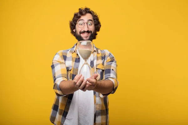 Jonge Gekke Gekke Man Dwaas Pose Met Een Timer Wekker — Stockfoto