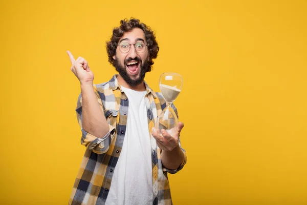 Joven Loco Loco Pose Tonta Con Temporizador Despertador — Foto de Stock