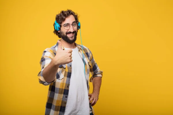 Joven Loco Loco Hombre Tonto Pose Escuchar Música Con Auriculares — Foto de Stock