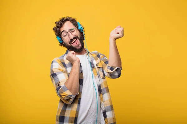 Joven Loco Loco Hombre Tonto Pose Escuchar Música Con Auriculares — Foto de Stock