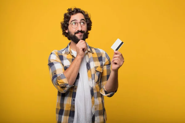 Jovem Louco Louco Pose Tola Com Cartão Crédito Conceito Dinheiro — Fotografia de Stock