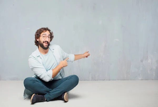 Junger Kühler Bärtiger Mann Auf Dem Boden Sitzend Grunge Wall — Stockfoto