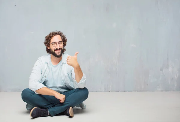 Junger Kühler Bärtiger Mann Auf Dem Boden Sitzend Grunge Wall — Stockfoto