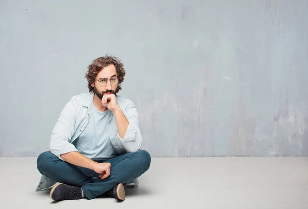 Joven Hombre Barbudo Fresco Sentado Suelo Fondo Pared Grunge — Foto de Stock