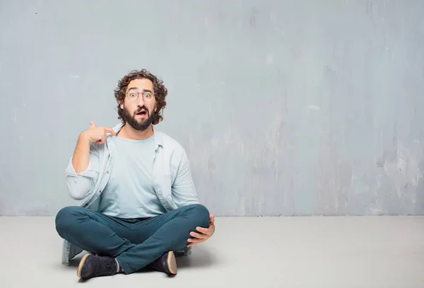 Junger Kühler Bärtiger Mann Auf Dem Boden Sitzend Grunge Wall — Stockfoto