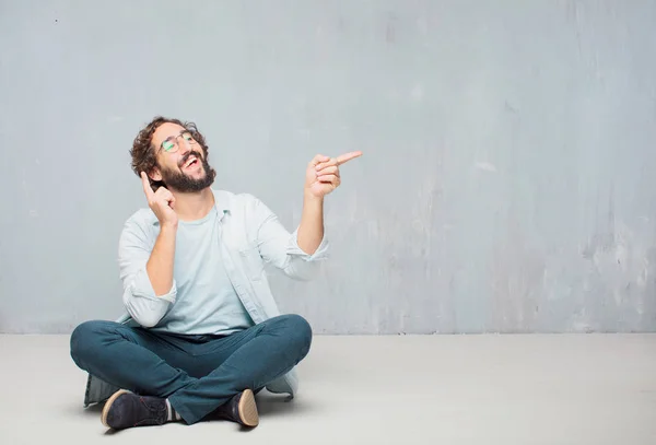 Junger Kühler Bärtiger Mann Auf Dem Boden Sitzend Grunge Wall — Stockfoto