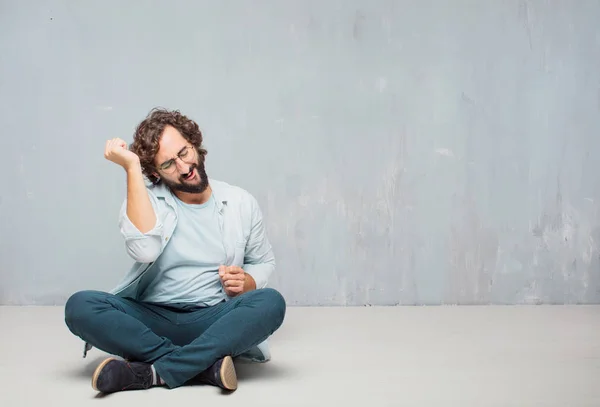 Junger Kühler Bärtiger Mann Auf Dem Boden Sitzend Grunge Wall — Stockfoto